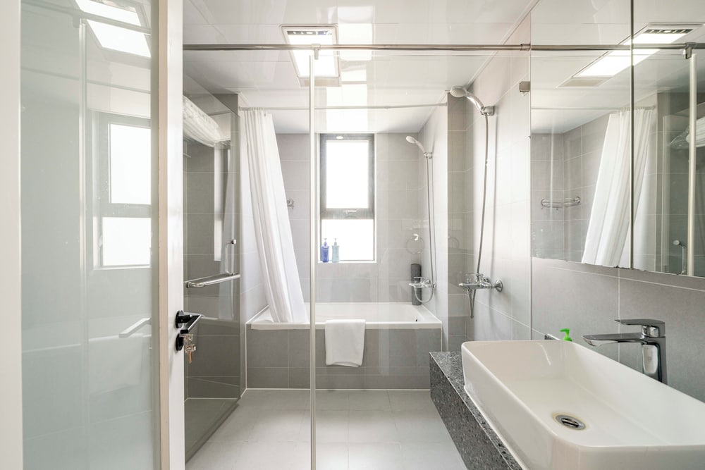 Deep soaking bathtub