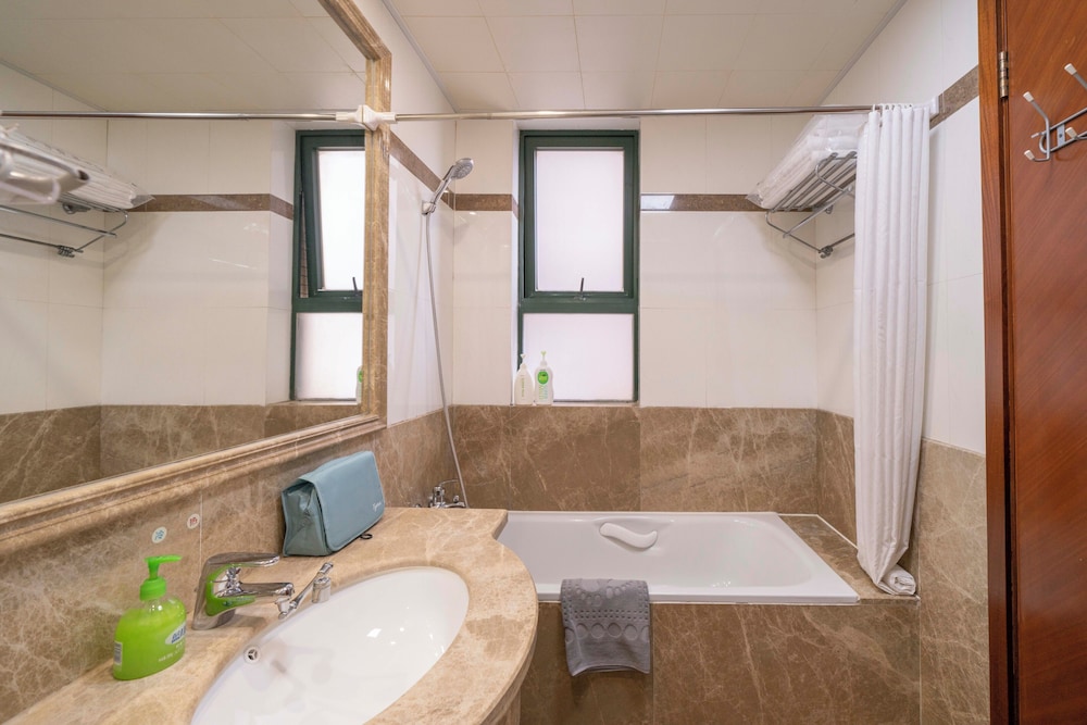 Deep soaking bathtub