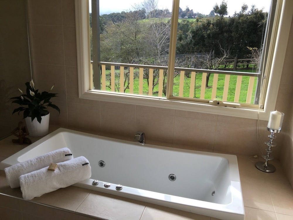 Jetted tub