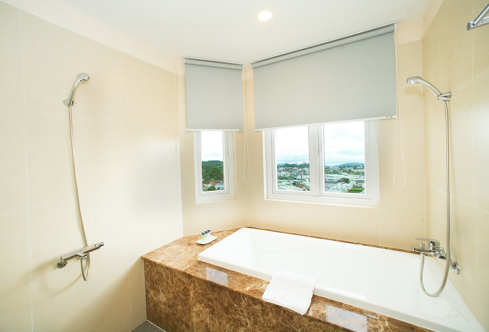 Deep soaking bathtub