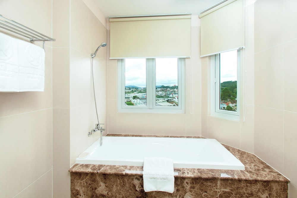 Deep soaking bathtub