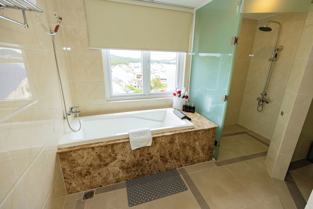 Deep soaking bathtub