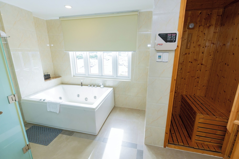 Deep soaking bathtub