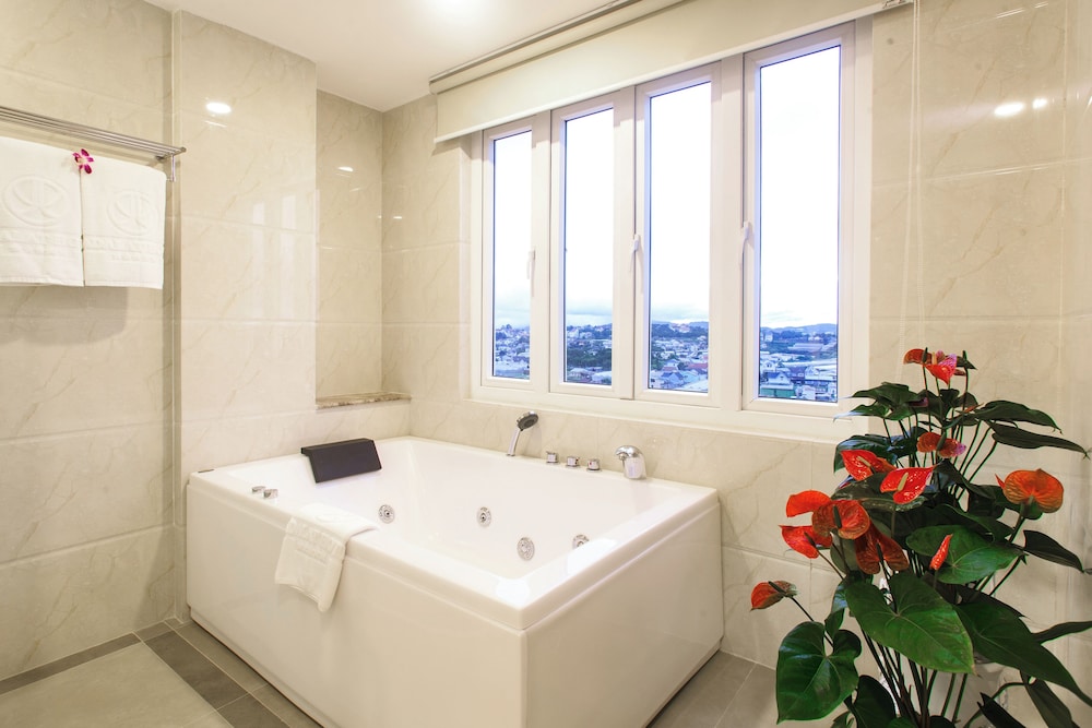 Deep soaking bathtub