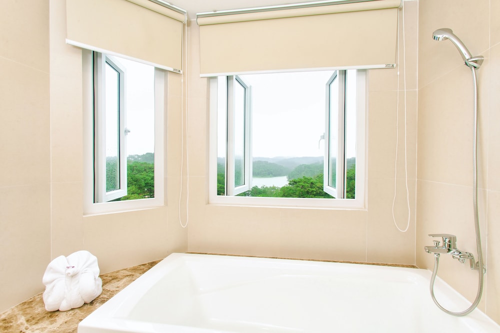 Deep soaking bathtub