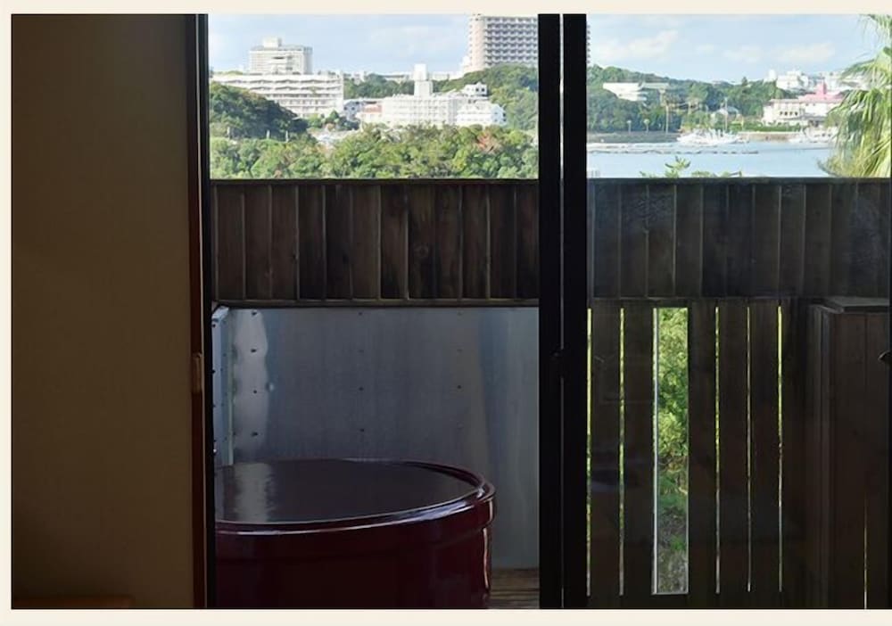 Deep soaking bathtub