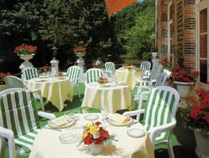 thumbnail: Outdoor dining