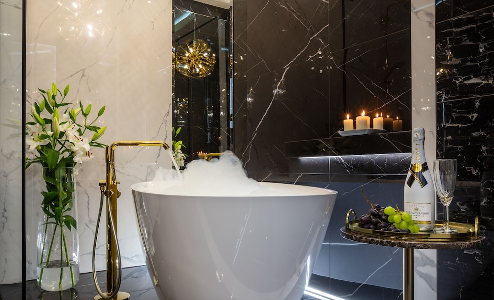 Deep soaking bathtub