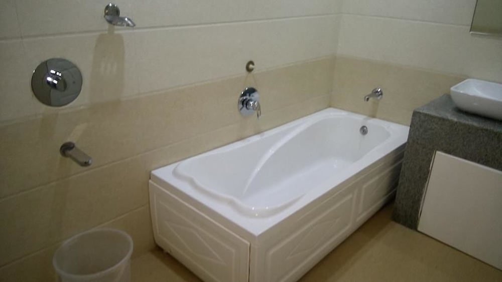 Deep soaking bathtub
