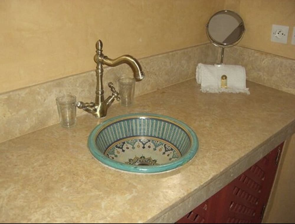 Bathroom sink