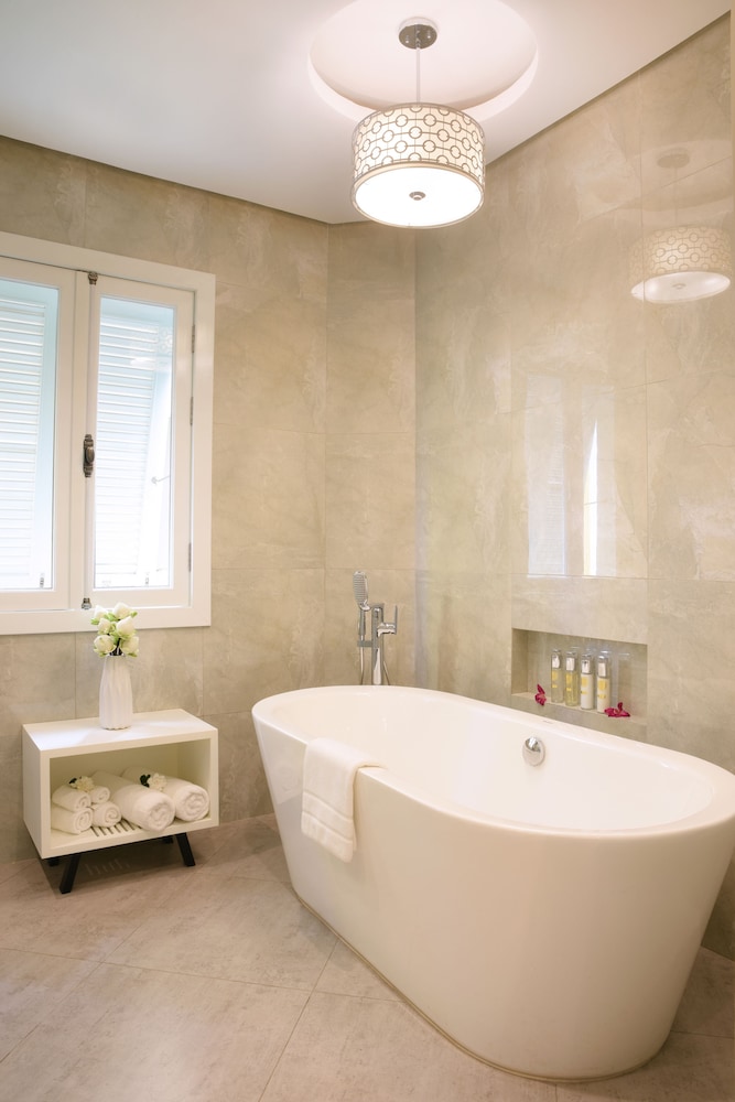 Deep soaking bathtub