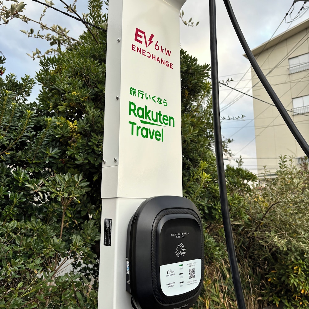 Electric vehicle charging station