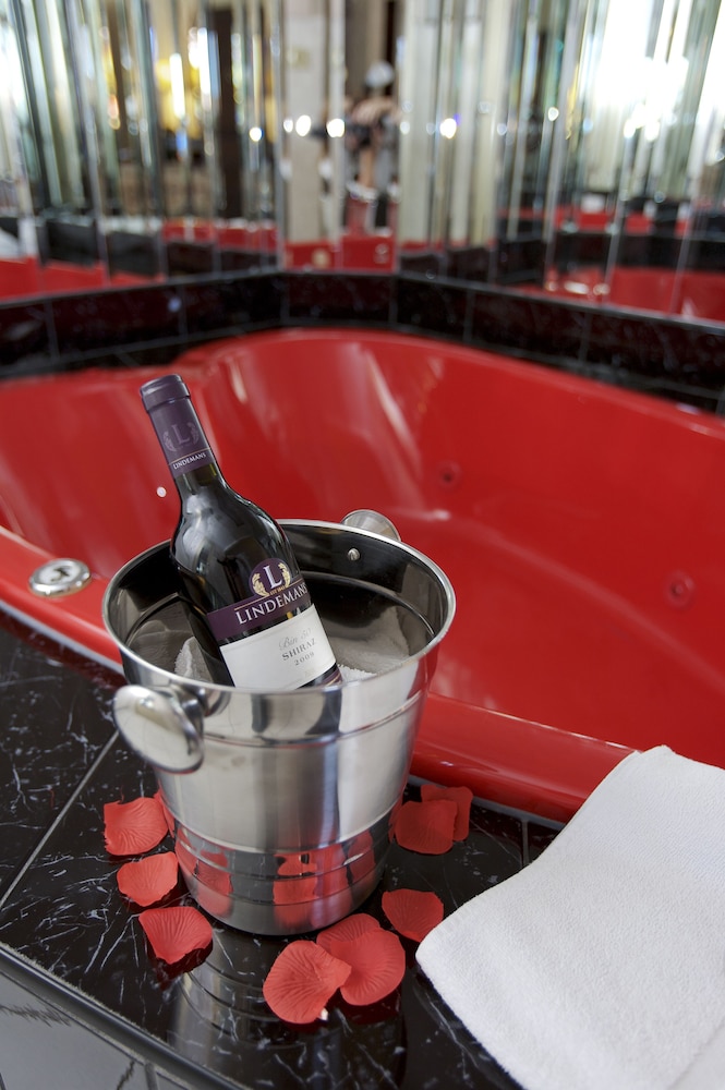 Deep soaking bathtub