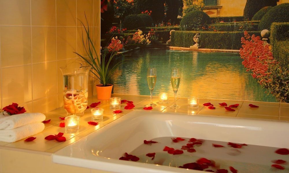 Deep soaking bathtub