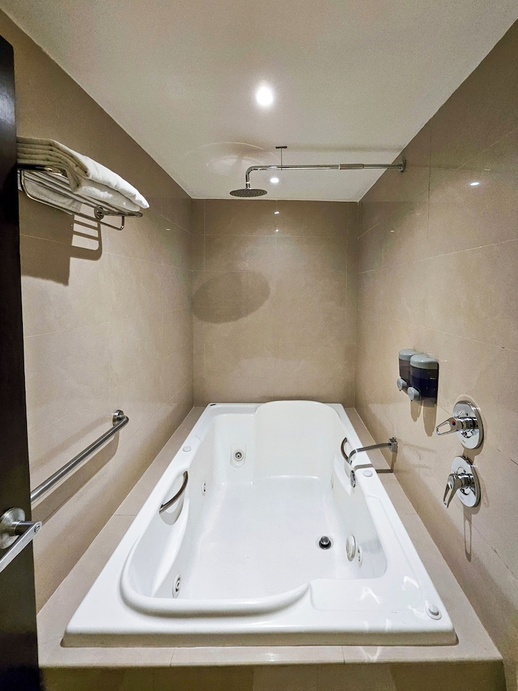 Jetted tub