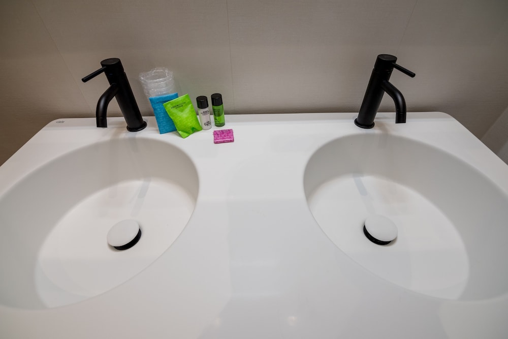 Bathroom sink