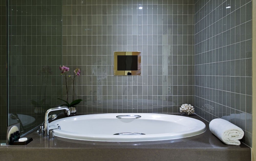 Deep soaking bathtub