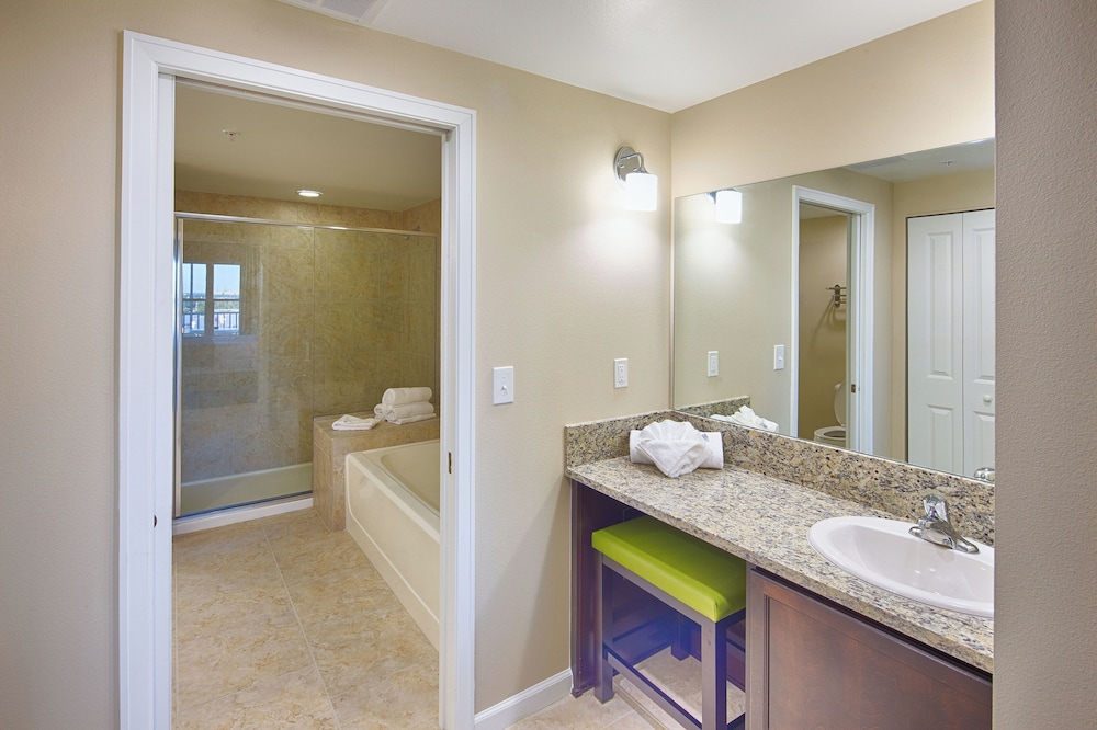 Deep soaking bathtub