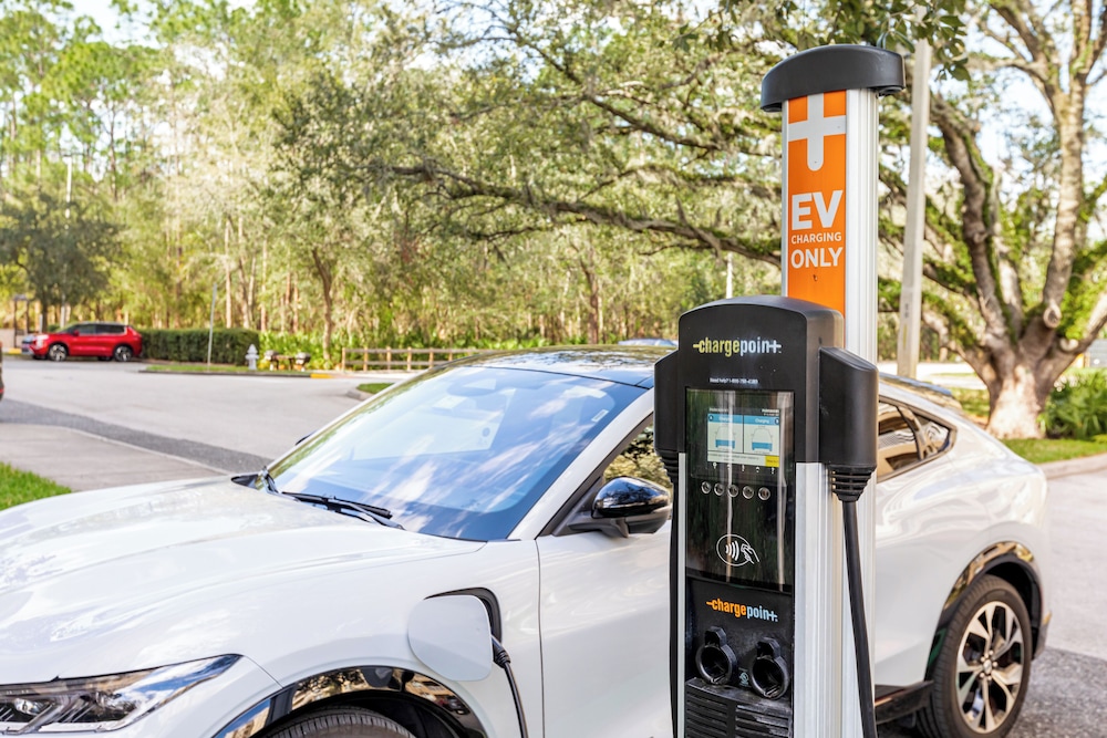 Electric vehicle charging station