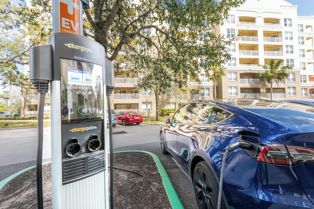 Electric vehicle charging station