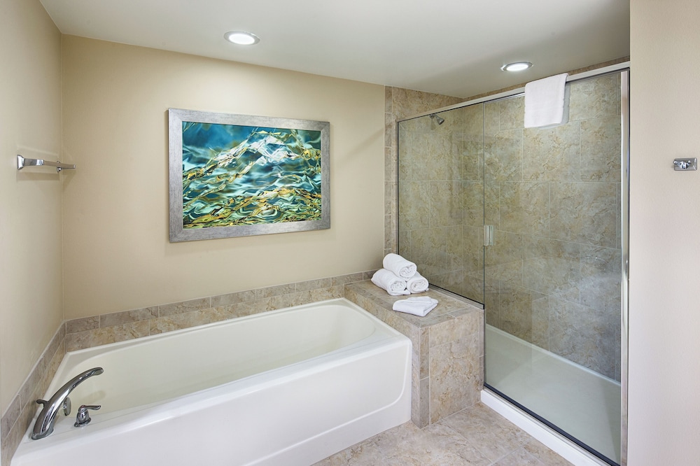 Deep soaking bathtub