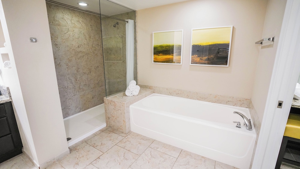 Deep soaking bathtub