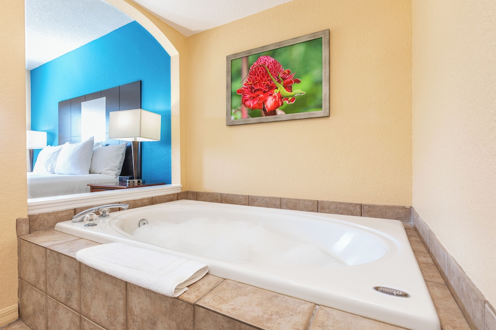 Deep soaking bathtub