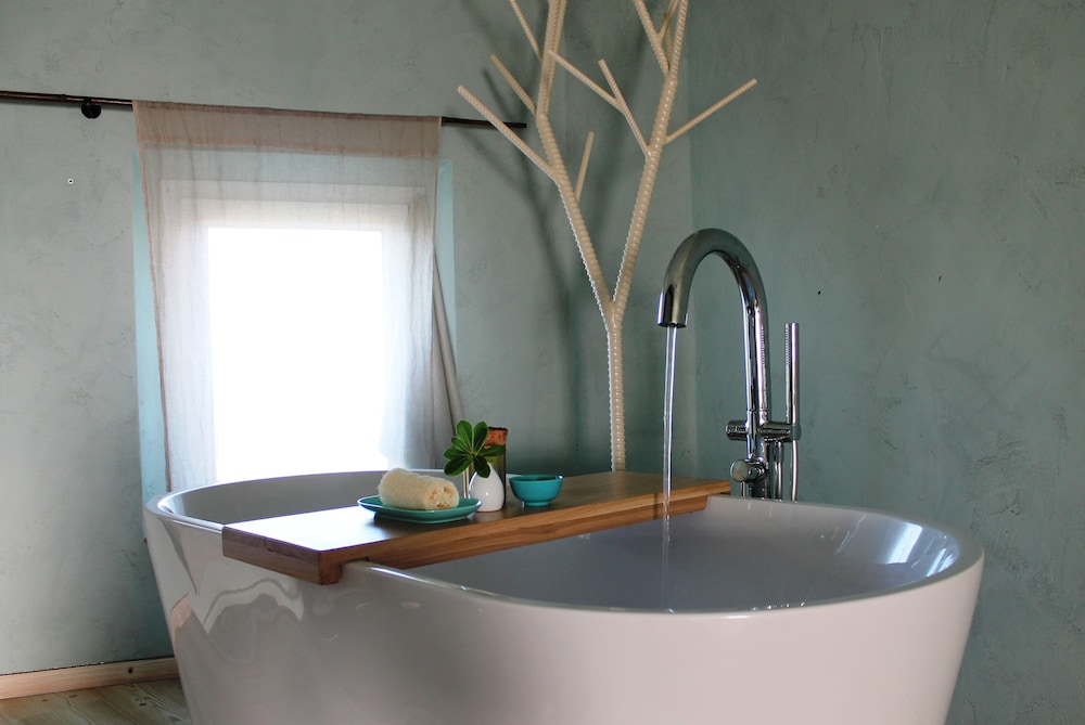 Deep soaking bathtub