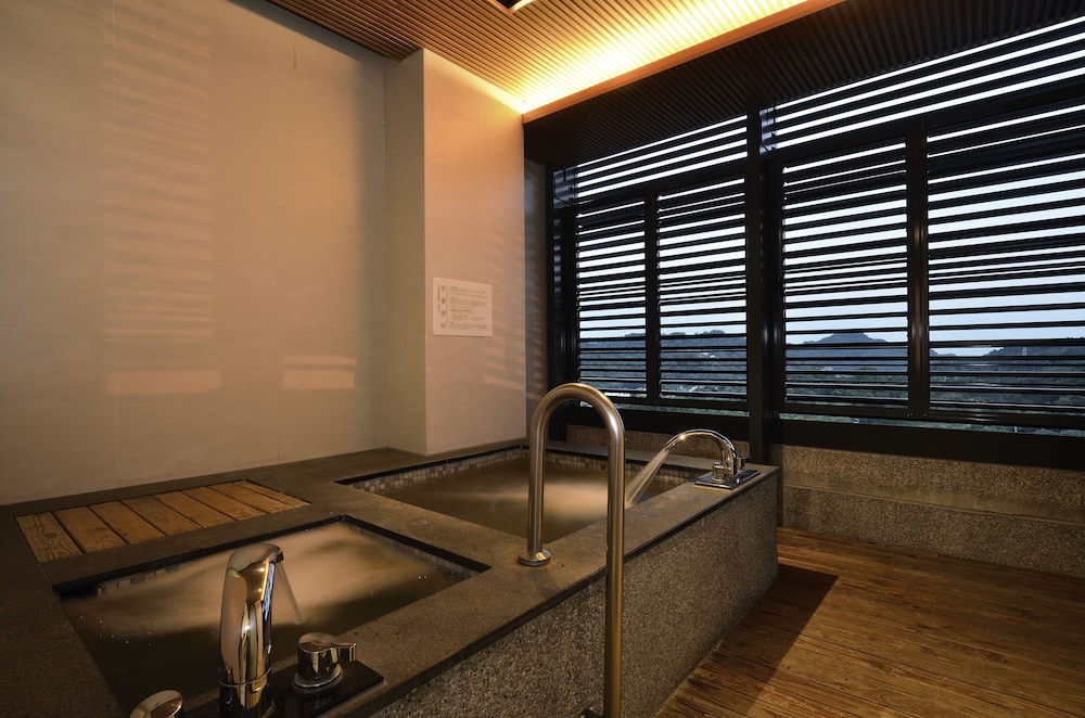 Deep soaking bathtub