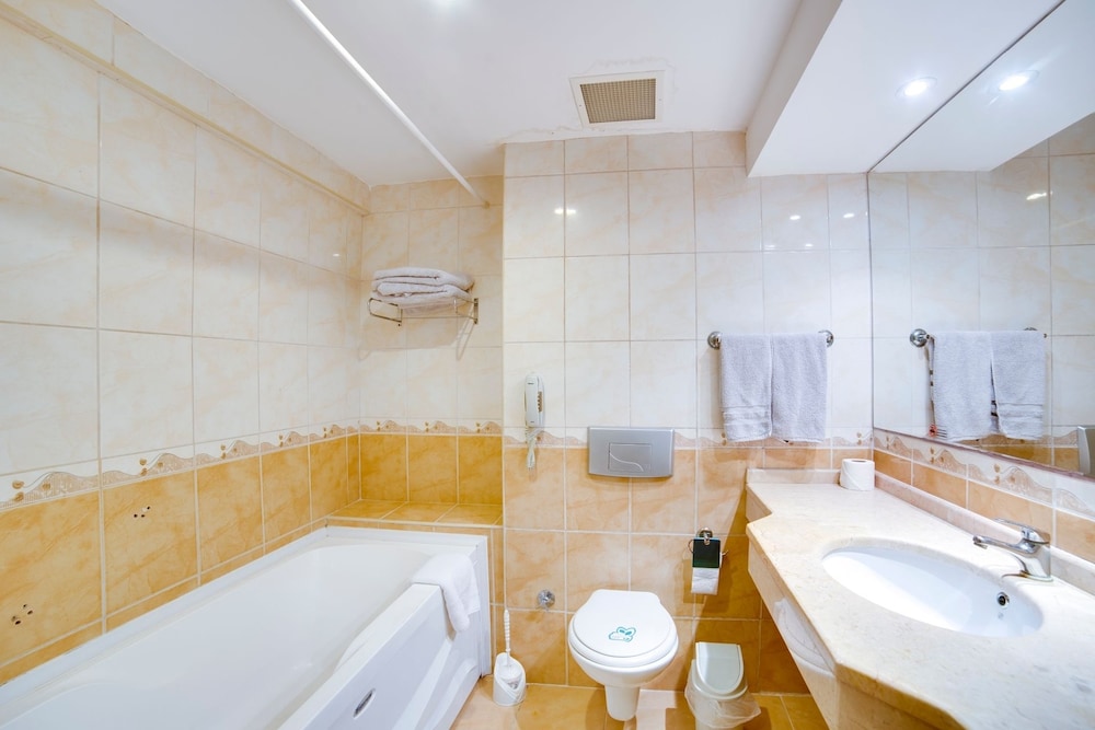 Deep soaking bathtub