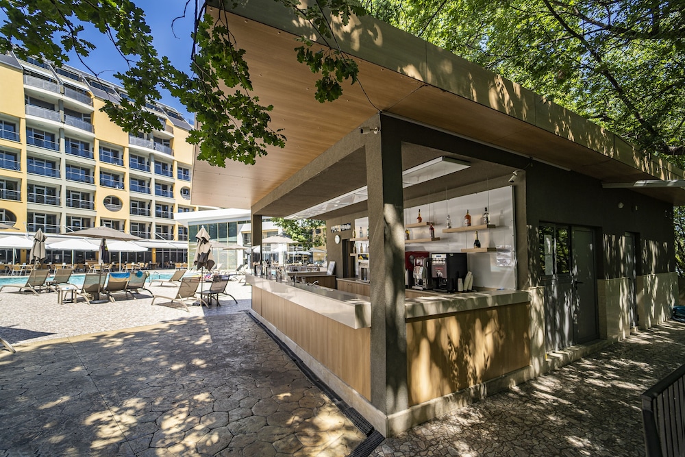 Poolside bar