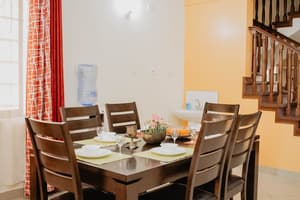 thumbnail: Family dining