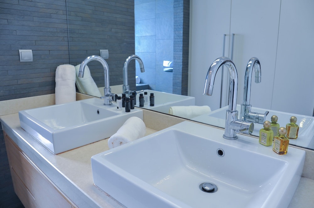 Bathroom sink