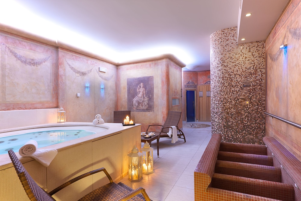 Indoor spa tub