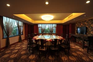 thumbnail: Family dining