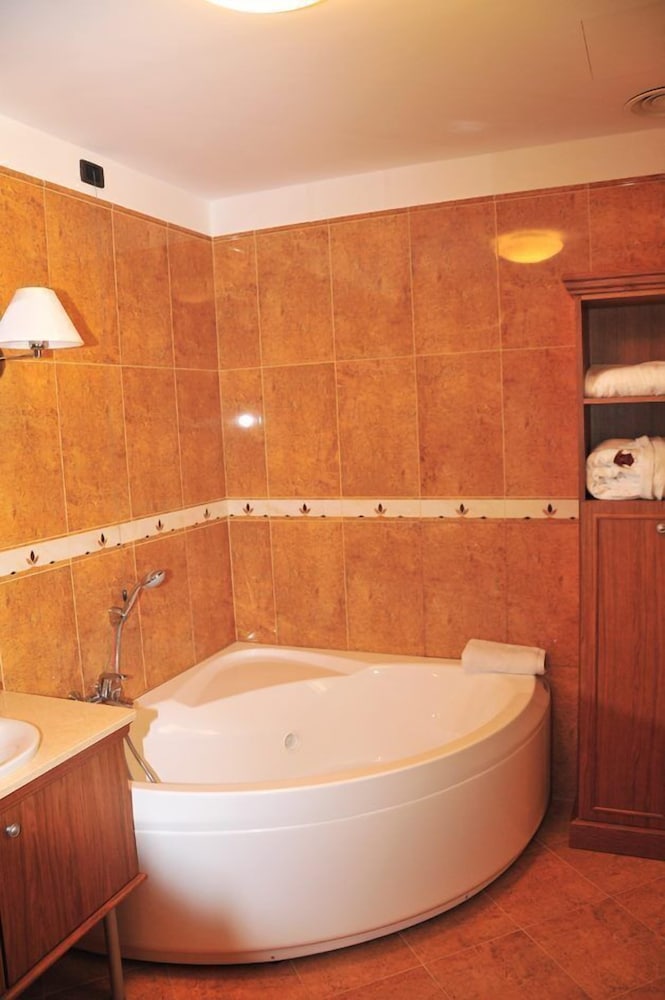 Jetted tub