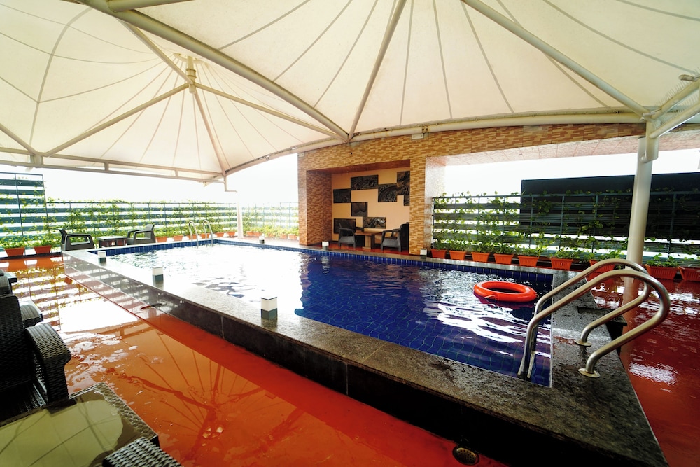 Rooftop pool