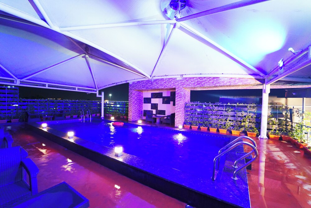Rooftop pool