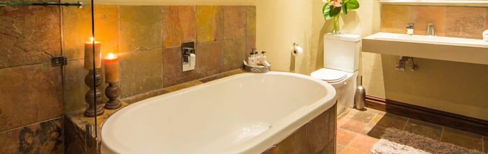 Deep soaking bathtub