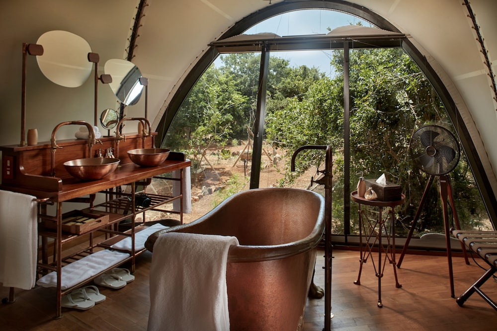 Deep soaking bathtub