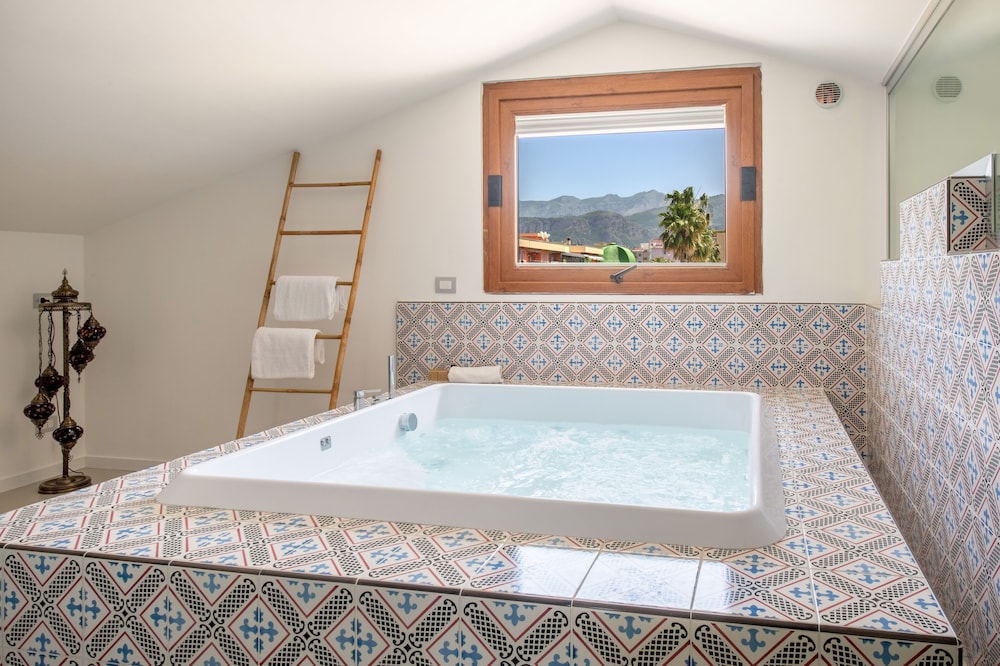 Private spa tub