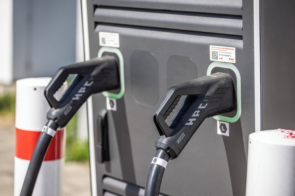 Electric vehicle charging station