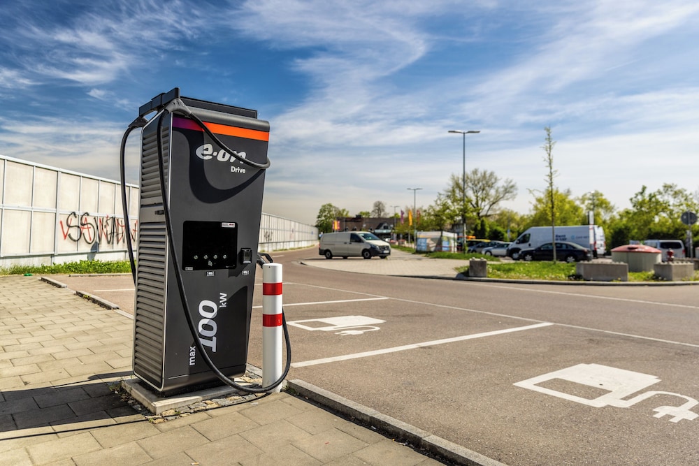 Electric vehicle charging station