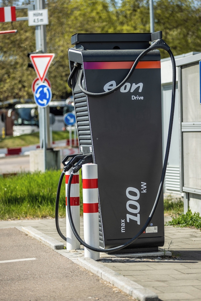 Electric vehicle charging station