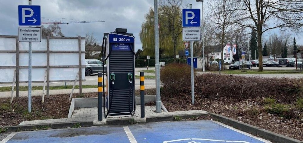 Electric vehicle charging station