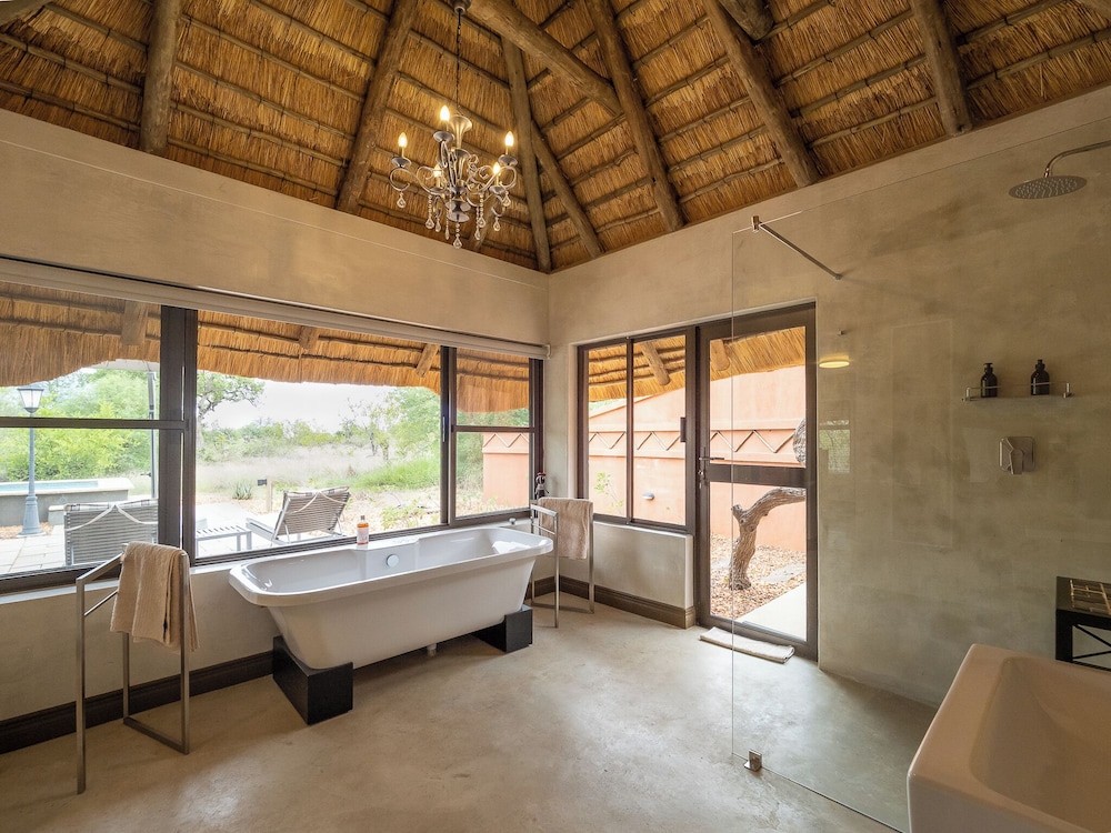 Deep soaking bathtub