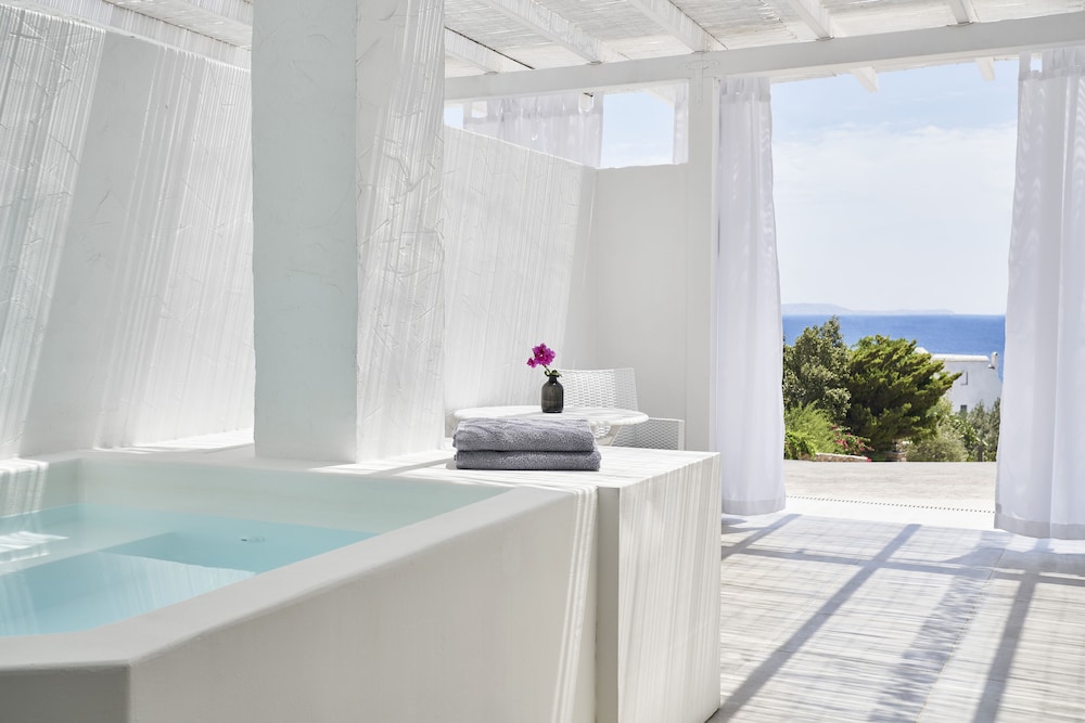 Private spa tub