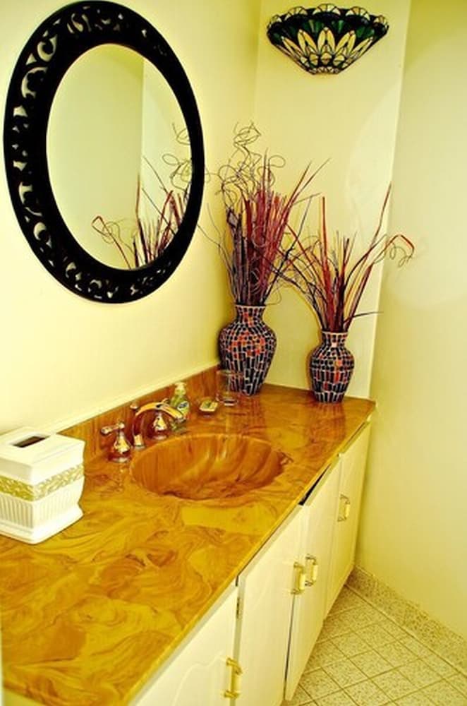 Bathroom sink