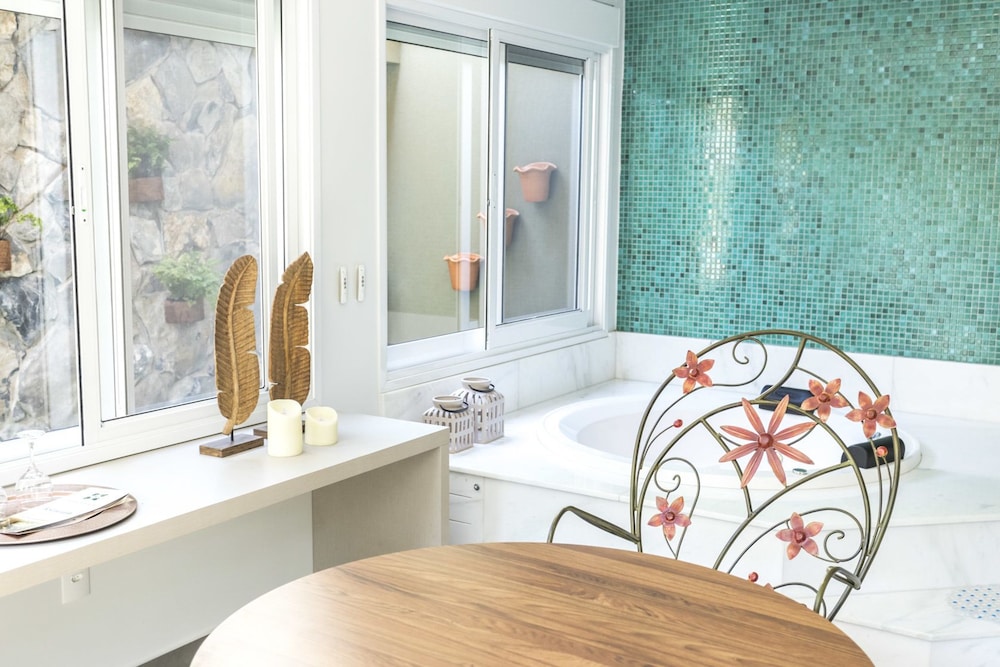 Jetted tub