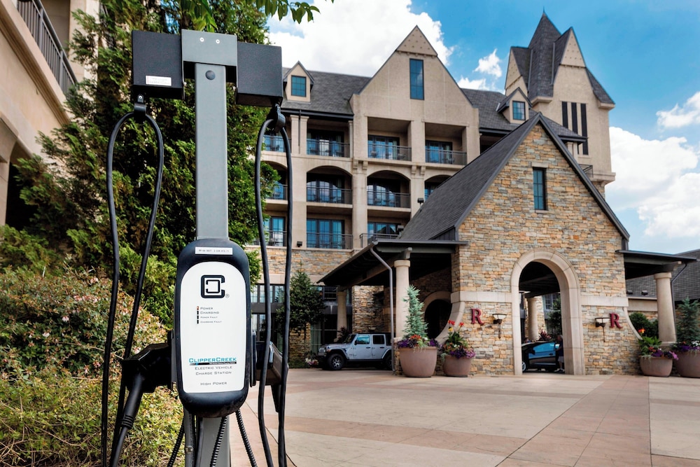 Electric vehicle charging station